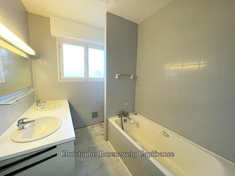 Maison - 249 m² - 10 pièces