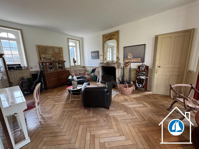 Maison - 270 m² - 9 pièces