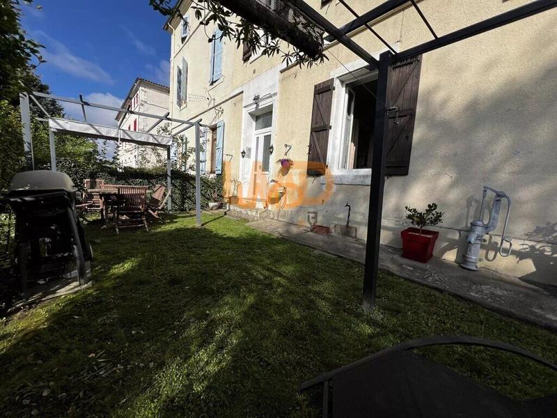 Propriété - 245 m² - 9 pièces