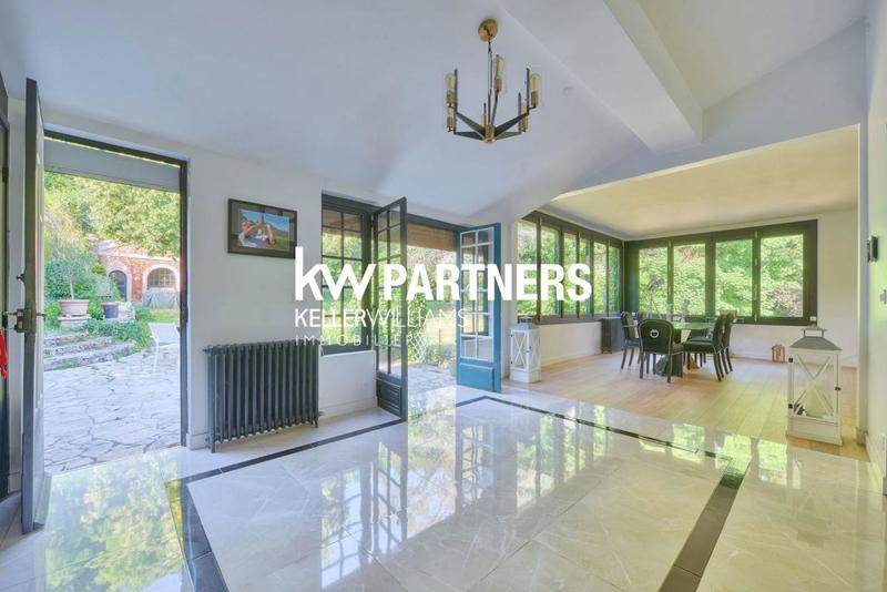 Demeure - 351 m² - 8 pièces