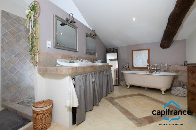 Maison - 210 m² - 7 pièces