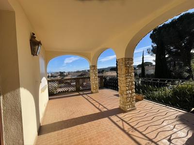 Maison - 228 m² - 9 pièces