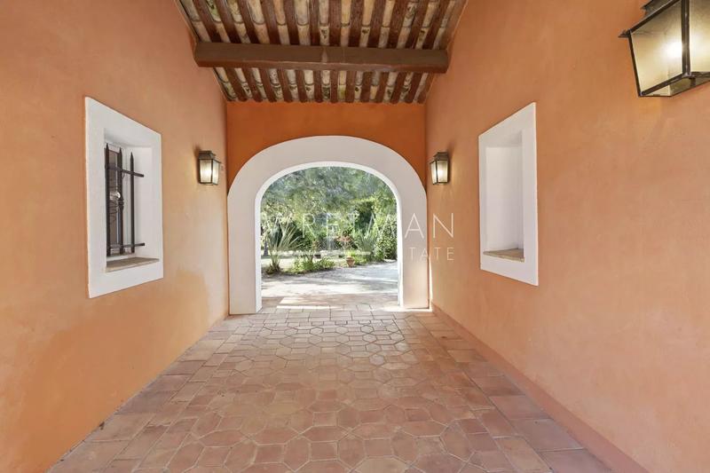 Maison - 472 m² - 10 pièces