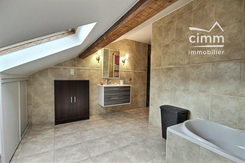 Maison - 169 m² - 9 pièces