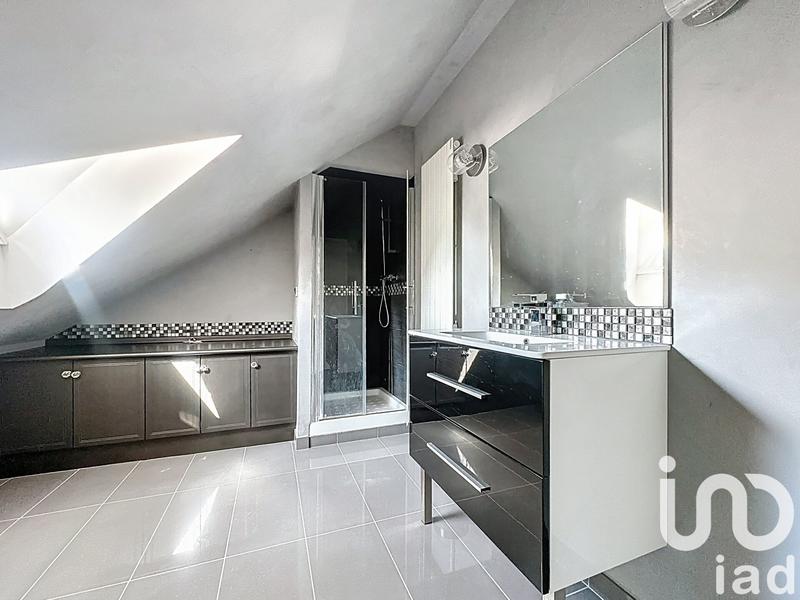 Maison - 250 m² - 8 pièces