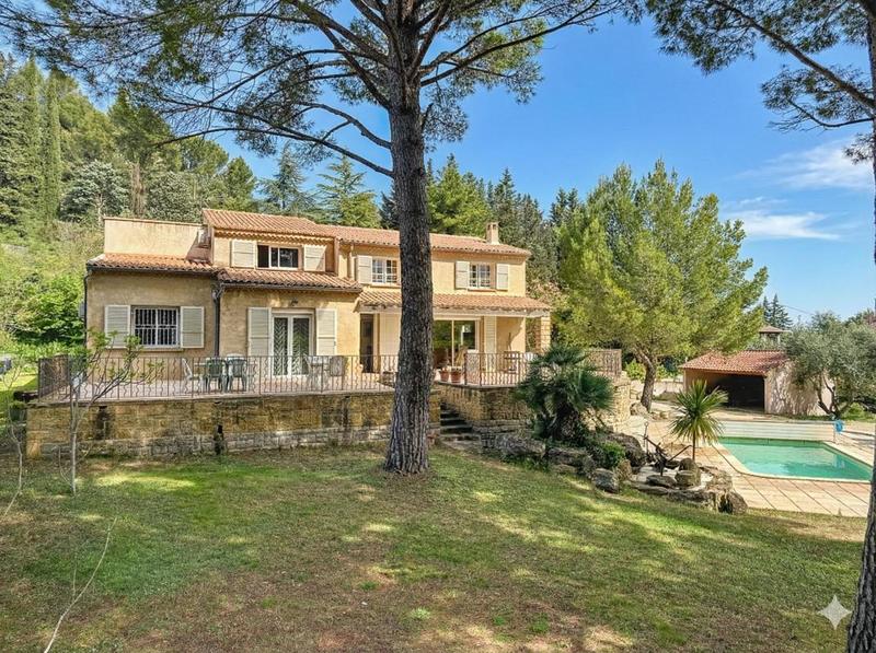 Maison - 210 m² - 6 pièces