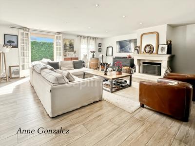 Maison - 233 m² - 9 pièces