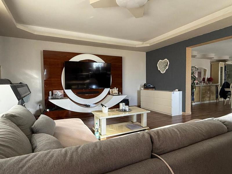 Maison - 220 m² - 8 pièces