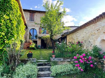 Maison - 260 m² - 12 pièces