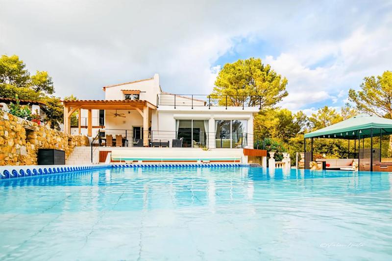 Maison - 300 m² - 8 pièces