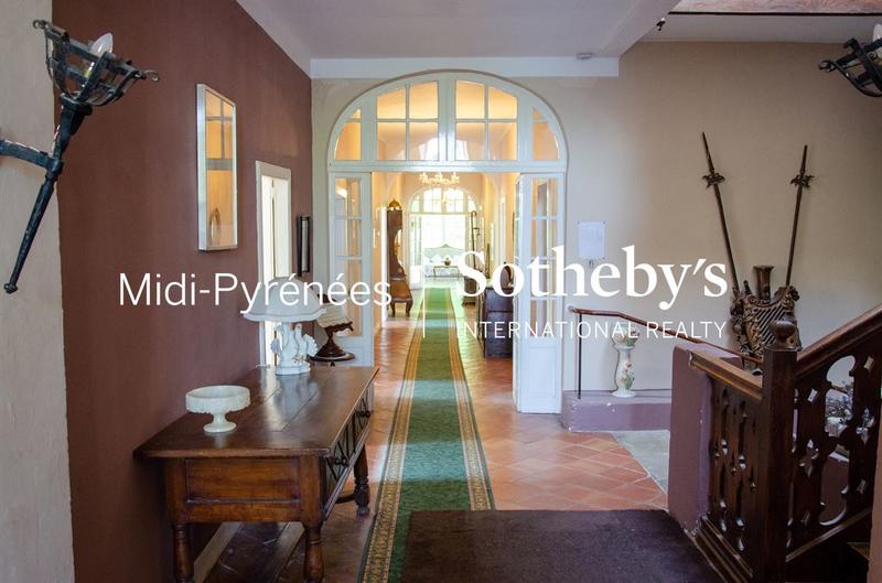 Château - 1 573 m² - 36 pièces