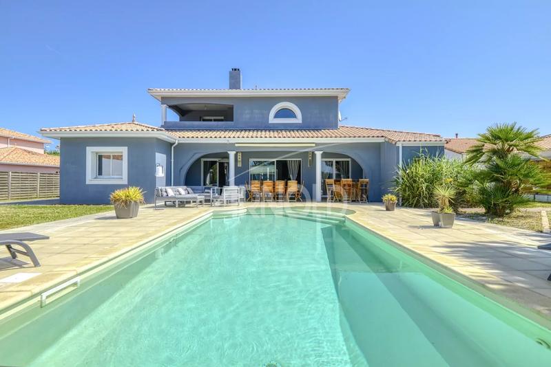 Maison - 250 m² - 12 pièces