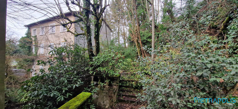 Maison - 242 m² - 8 pièces