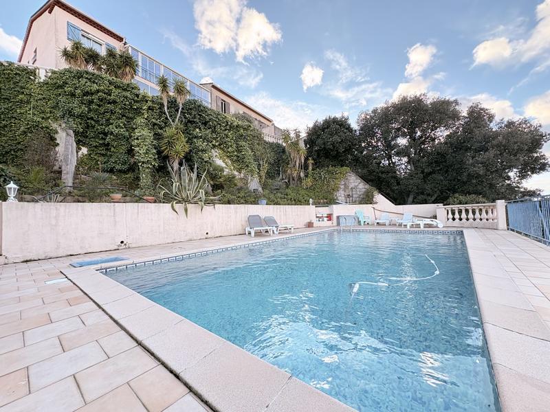 Maison - 256 m² - 10 pièces