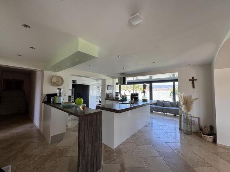 Maison - 318 m² - 9 pièces