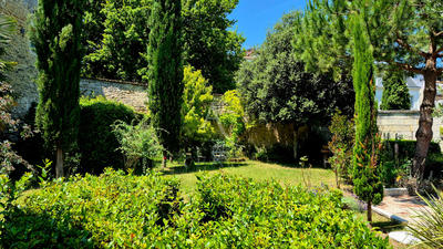 Maison - 379 m² - 12 pièces