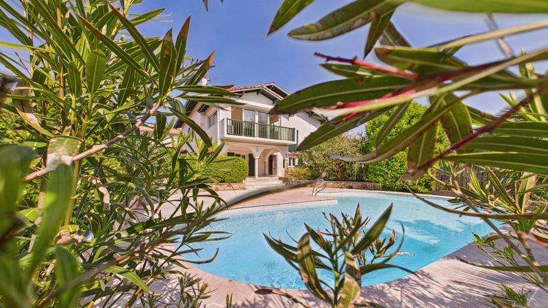 Maison - 270 m² - 13 pièces