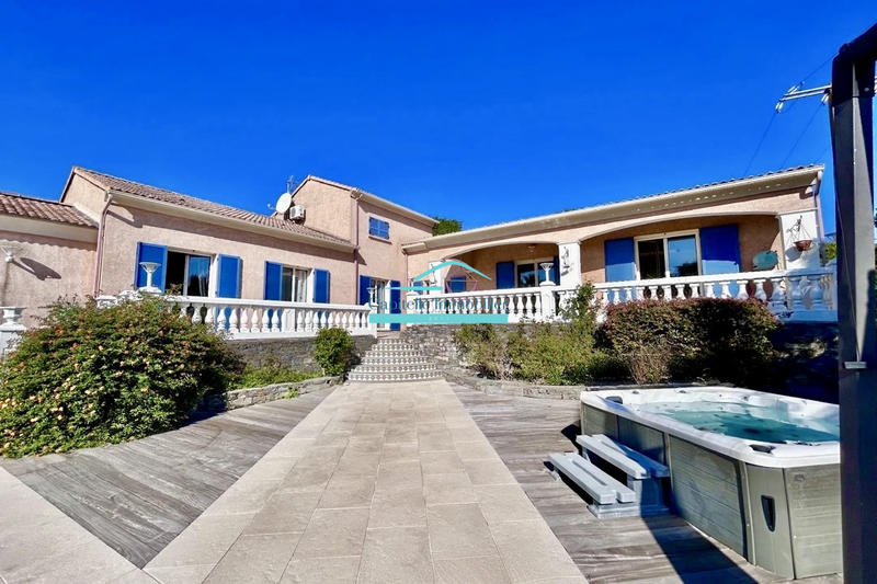 Villa - 280 m² - 9 pièces