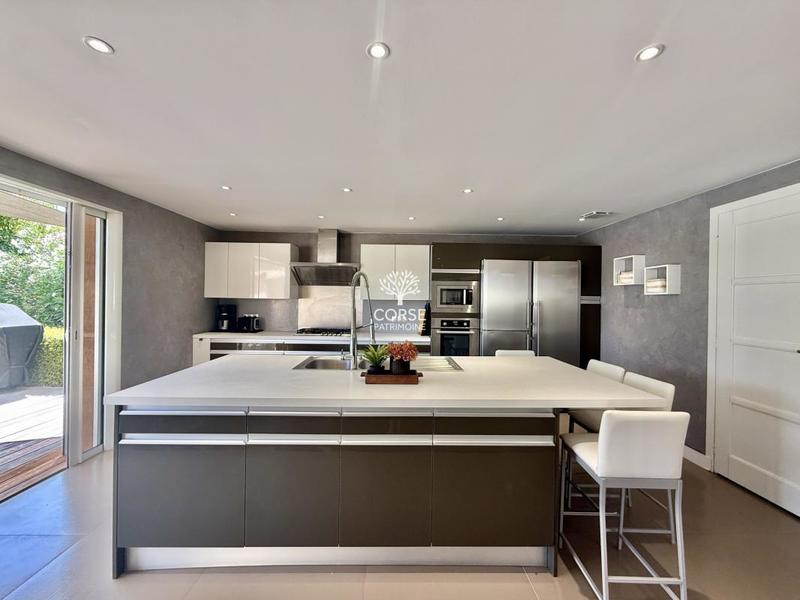 Villa - 201 m² - 6 pièces