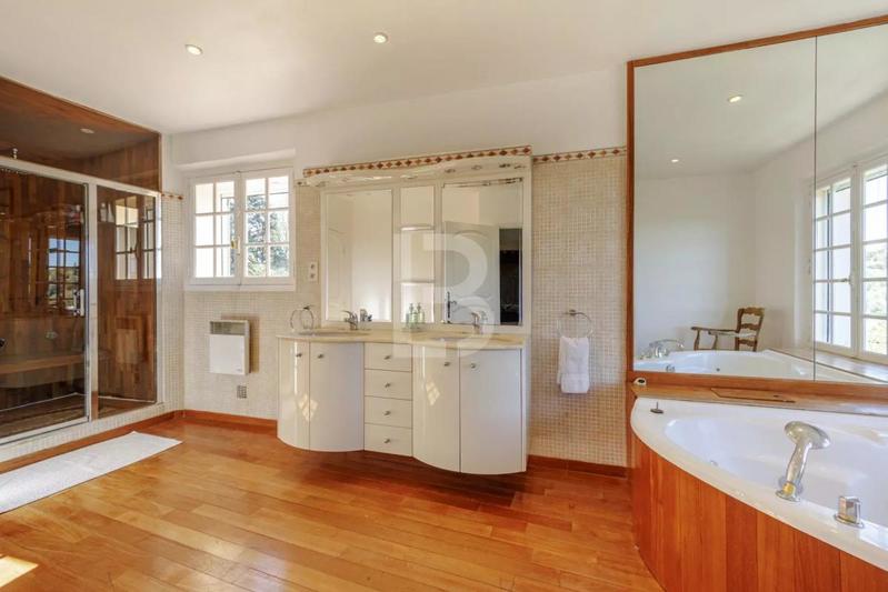 Propriété - 400 m² - 9 pièces