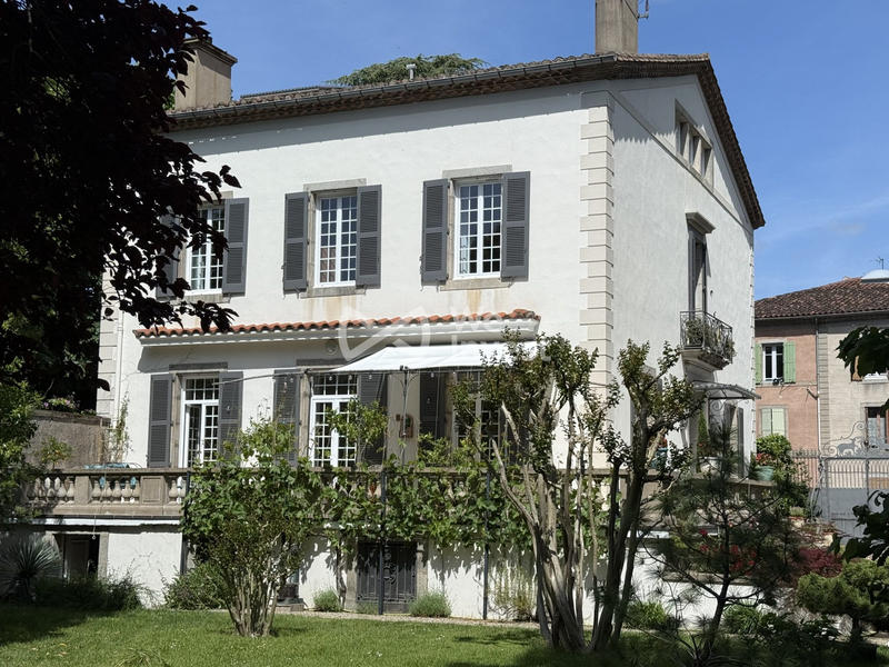 Maison - 268 m² - 9 pièces