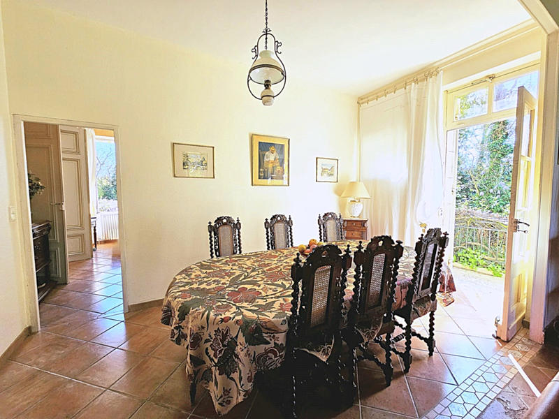 Maison - 302 m² - 8 pièces