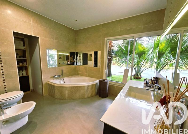 Maison - 251 m² - 5 pièces