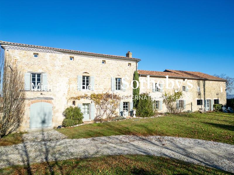 Maison - 397 m² - 9 pièces