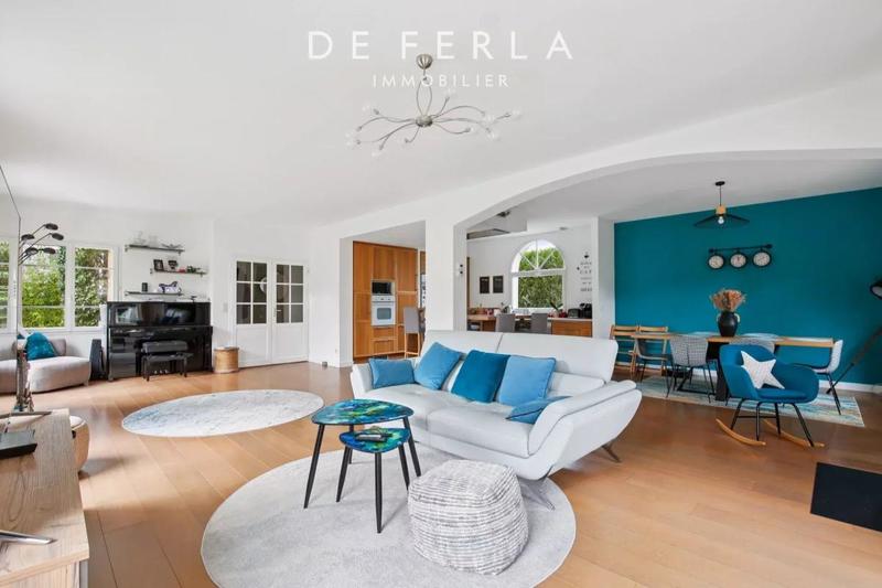 Propriété - 210 m² - 8 pièces