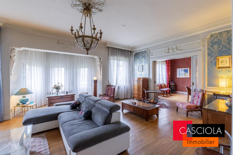 Maison - 259 m² - 9 pièces