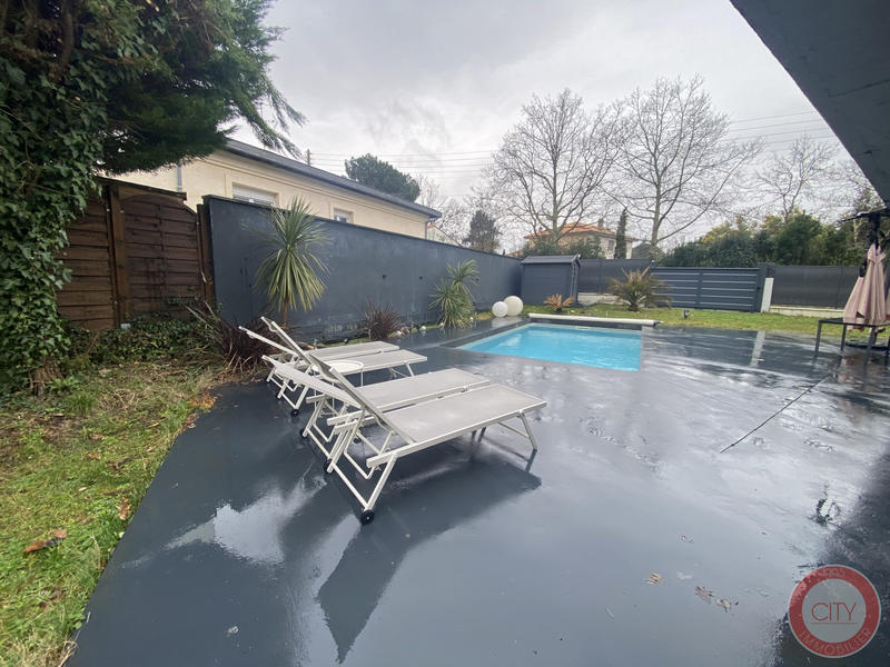 Maison traditionnelle - 223 m² - 9 pièces