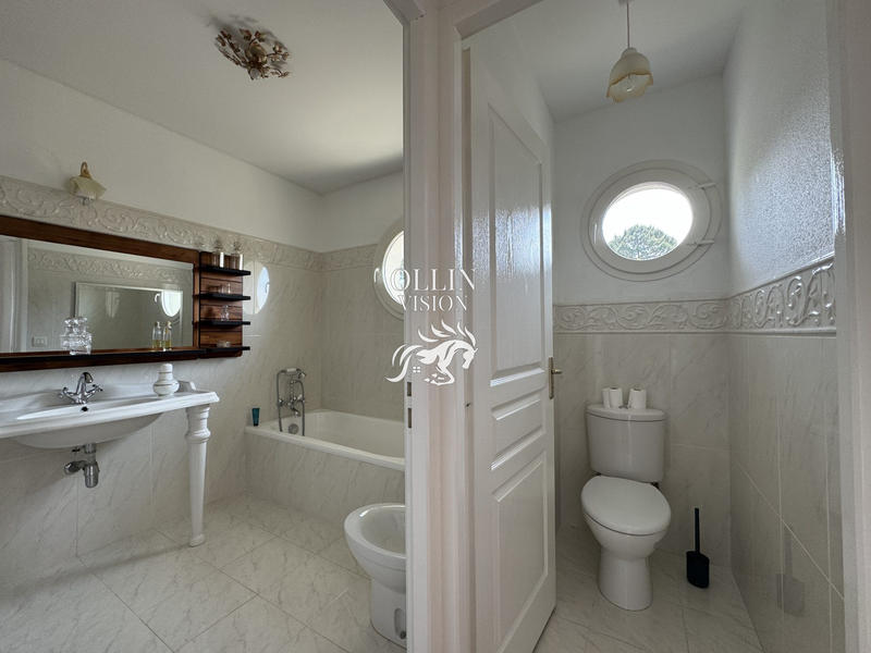 Villa - 208 m² - 9 pièces