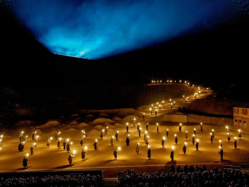 Spectacle des Flammes à la Lumière