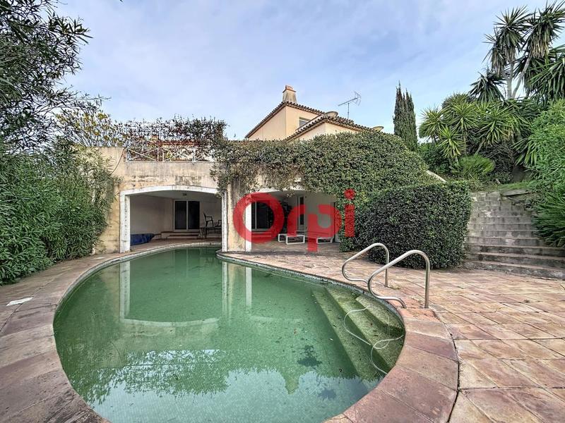 Maison - 305 m² - 5 pièces