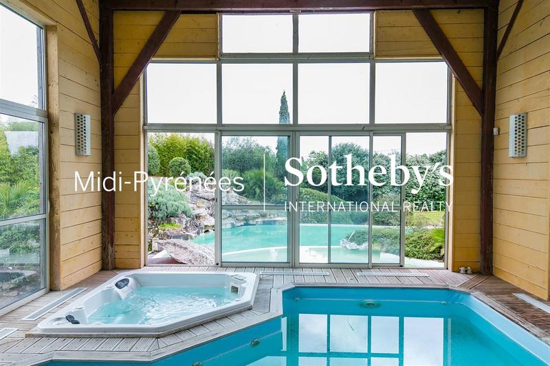 Maison - 850 m² - 10 pièces