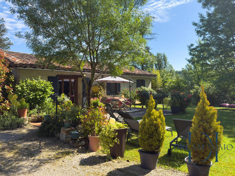 Maison - 260 m² - 7 pièces