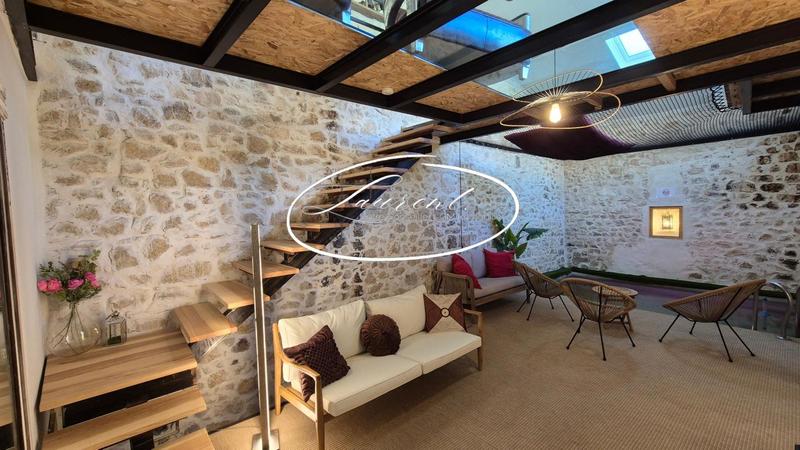 Maison - 243 m² - 8 pièces