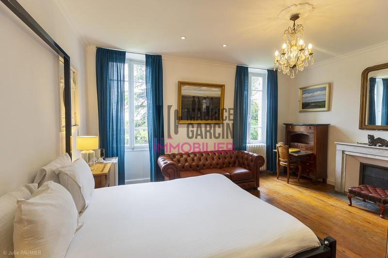 Maison - 330 m² - 14 pièces