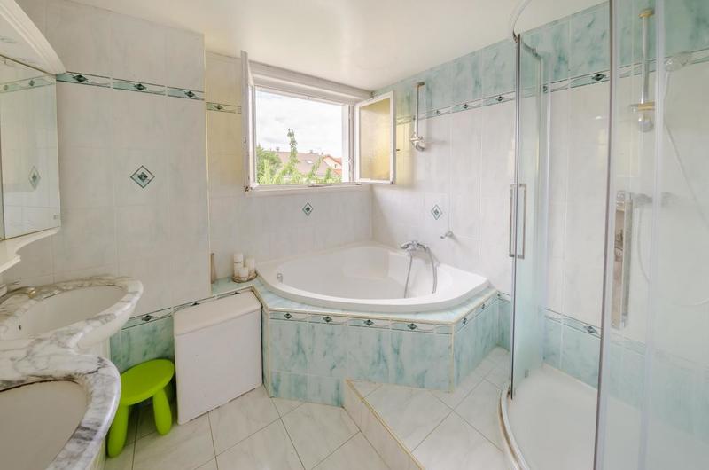 Maison - 300 m² - 16 pièces