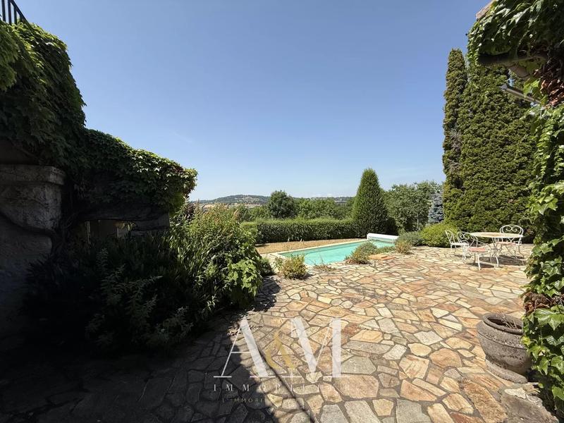 Propriété - 275 m² - 7 pièces