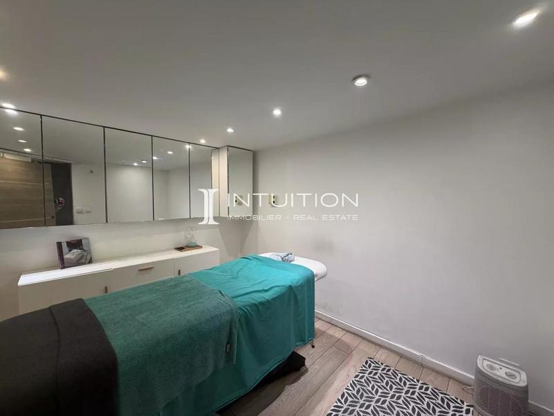 Local commercial - 82 m² - 8 pièces