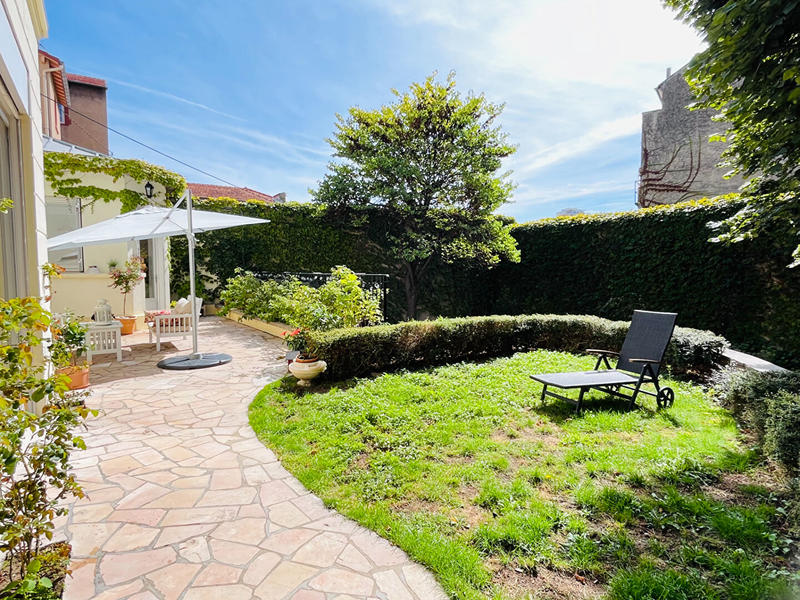 Maison - 377 m² - 10 pièces