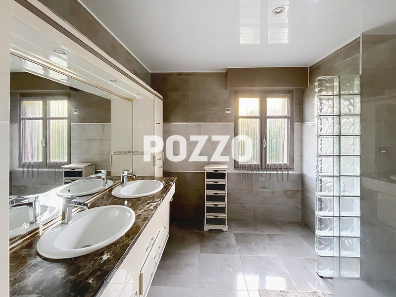 Maison - 275 m² - 11 pièces