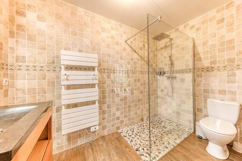 Maison traditionnelle - 246 m² - 8 pièces