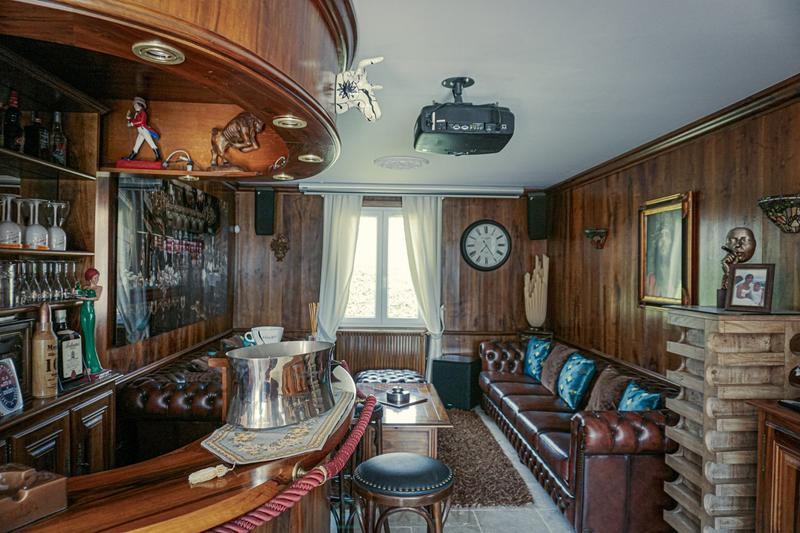 Propriété - 240 m² - 8 pièces