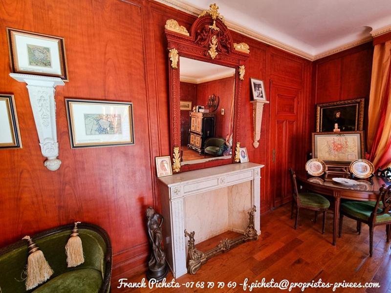 Demeure - 1 000 m² - 17 pièces