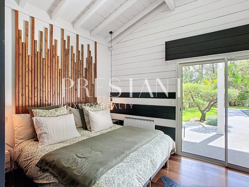 Maison - 260 m² - 10 pièces