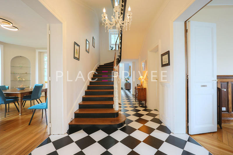 Maison - 435 m² - 16 pièces