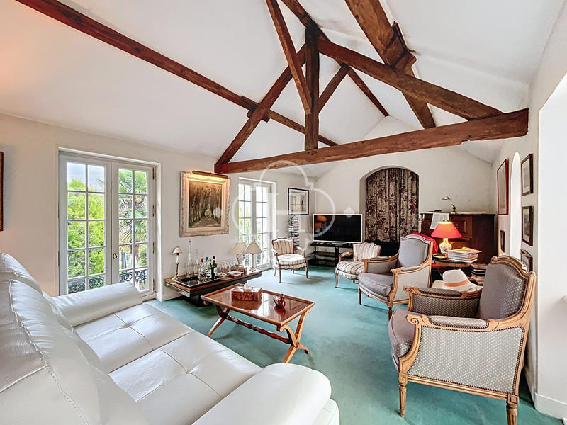 Maison - 230 m² - 8 pièces