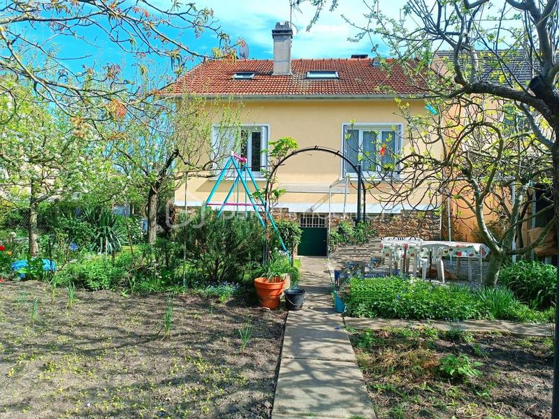 Maison traditionnelle - 150 m² - 8 pièces